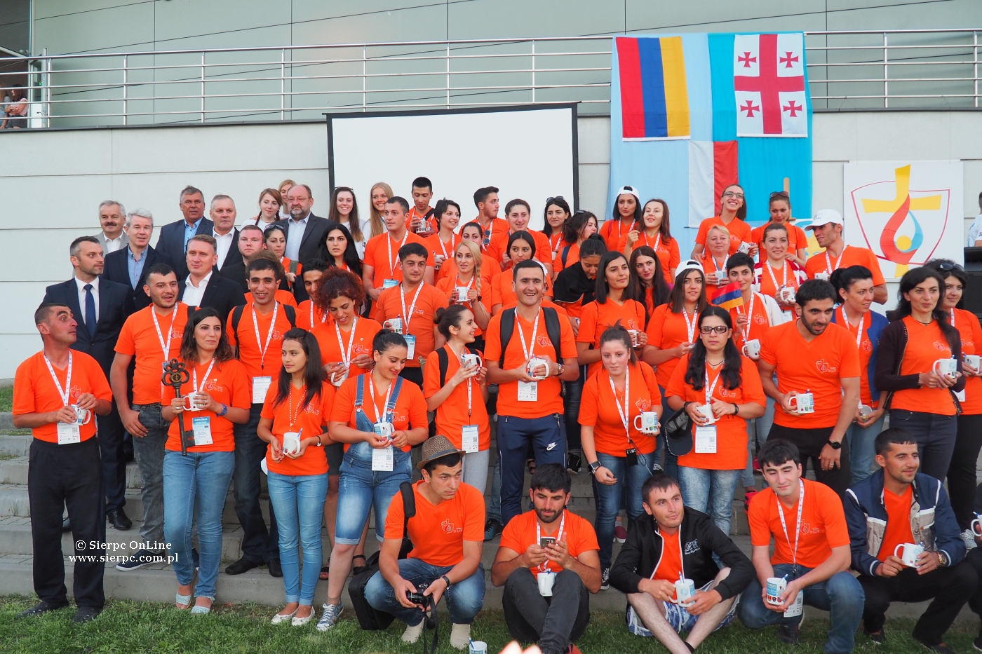 Młodzi pielgrzymi z Armenii i Gruzji podczas oficjalnego powitania w Sierpcu, 20.07.2016 r.