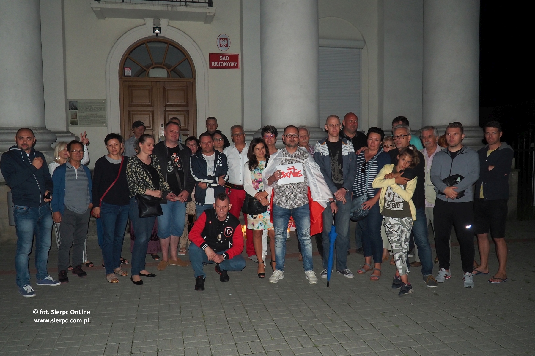 Marcin Baczewski swoim jednoosobowym protestem doda odwagi innym sierpczanom. Pod gmachem Sdu Rejonowego w Sierpcu w sobot 22 lipca zebrao si ponad 50 osb manifestujcych  swj sprzeciw wobec upartyjnianiu sdw w Polsce, 22.07.2017 r.
