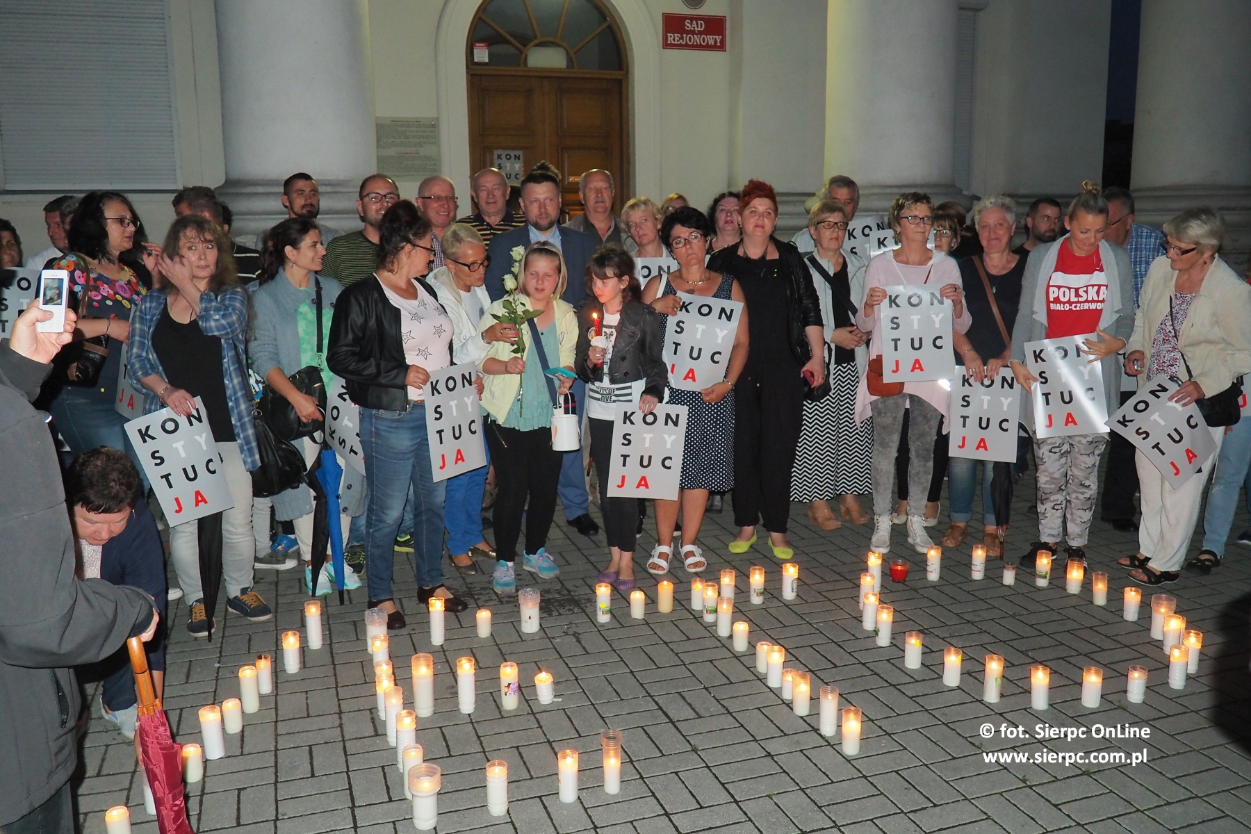 Sierpczanie utworzyli z lampek na chodniku przed Sdem napis VETO, 23.07.2017 r.