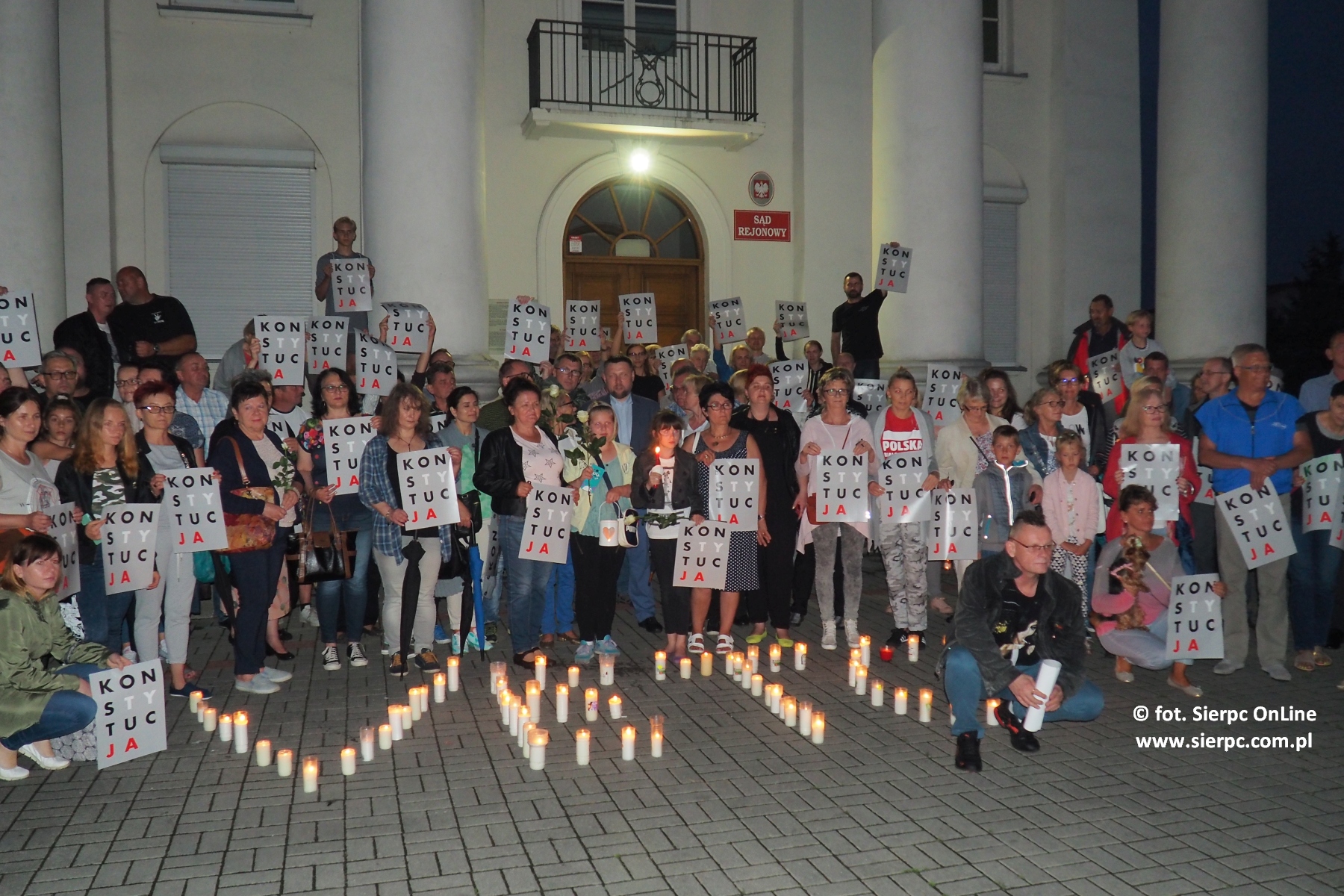 W grupie sia - niedzielne protesty w Sierpcu wobec reformom w sdownictwie i metodom ich forsowania przez parti PiS, 23.07.2017 r.