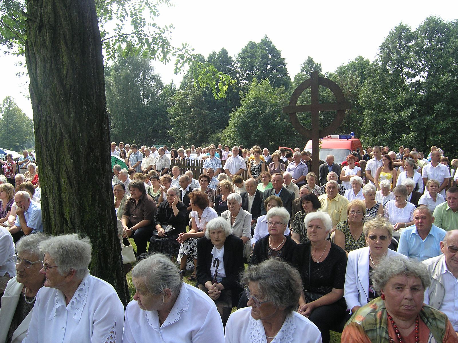 Parafianie w trakcie mszy przed zabytkowym kociele w Blinie.
