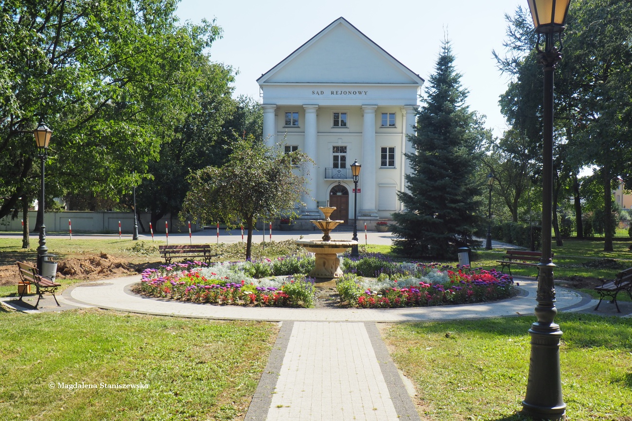 W Parku im. J. Korczaka dokonano zabiegw pielgnacyjnych,  m.in. wycito drzewa przy awkach (skoczy si problem z awkami zanieczyszczonymi  przez ptaki), krzewy stanowice ywopot. Park sta si janiejszy i przestronniejszy,  28.08.2016 r.