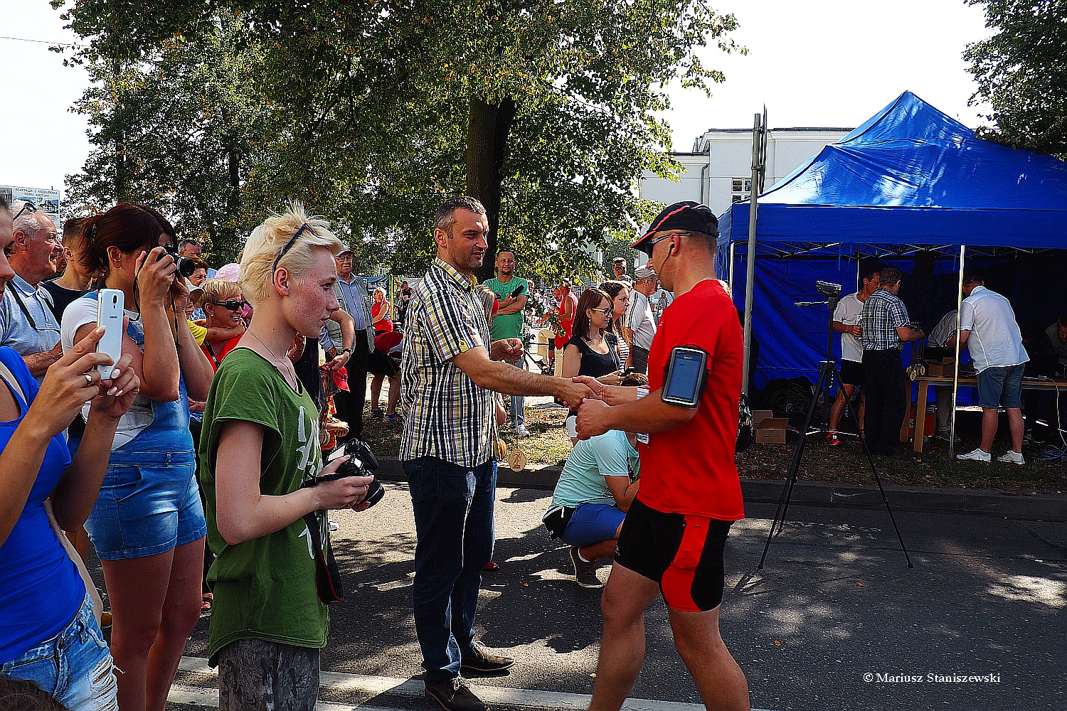 Medale dla zawodnik�w wr�cza� burmistrz