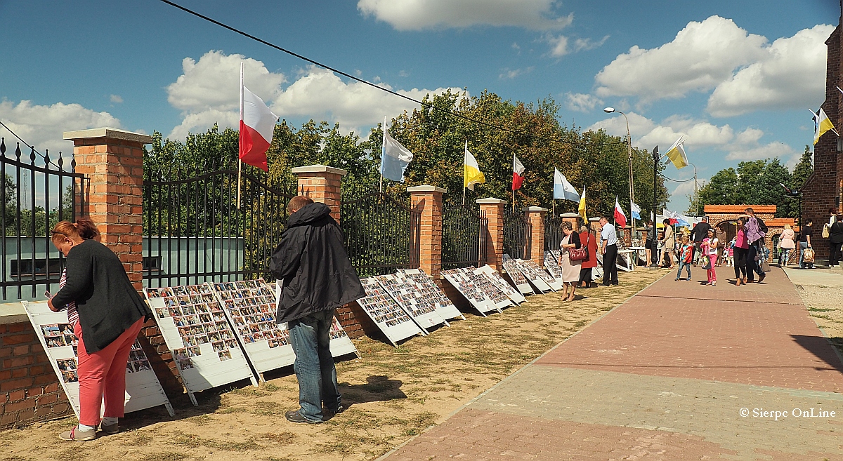 Sierpczanie poszukuj zdj ze swoim wizerunkiem, ktre wykonano podczas uroczystoci Nawiedzenia Obrazu Matki Boej Czstochowskiej w kociele NMP w Sierpcu, 5.09.2015 r.