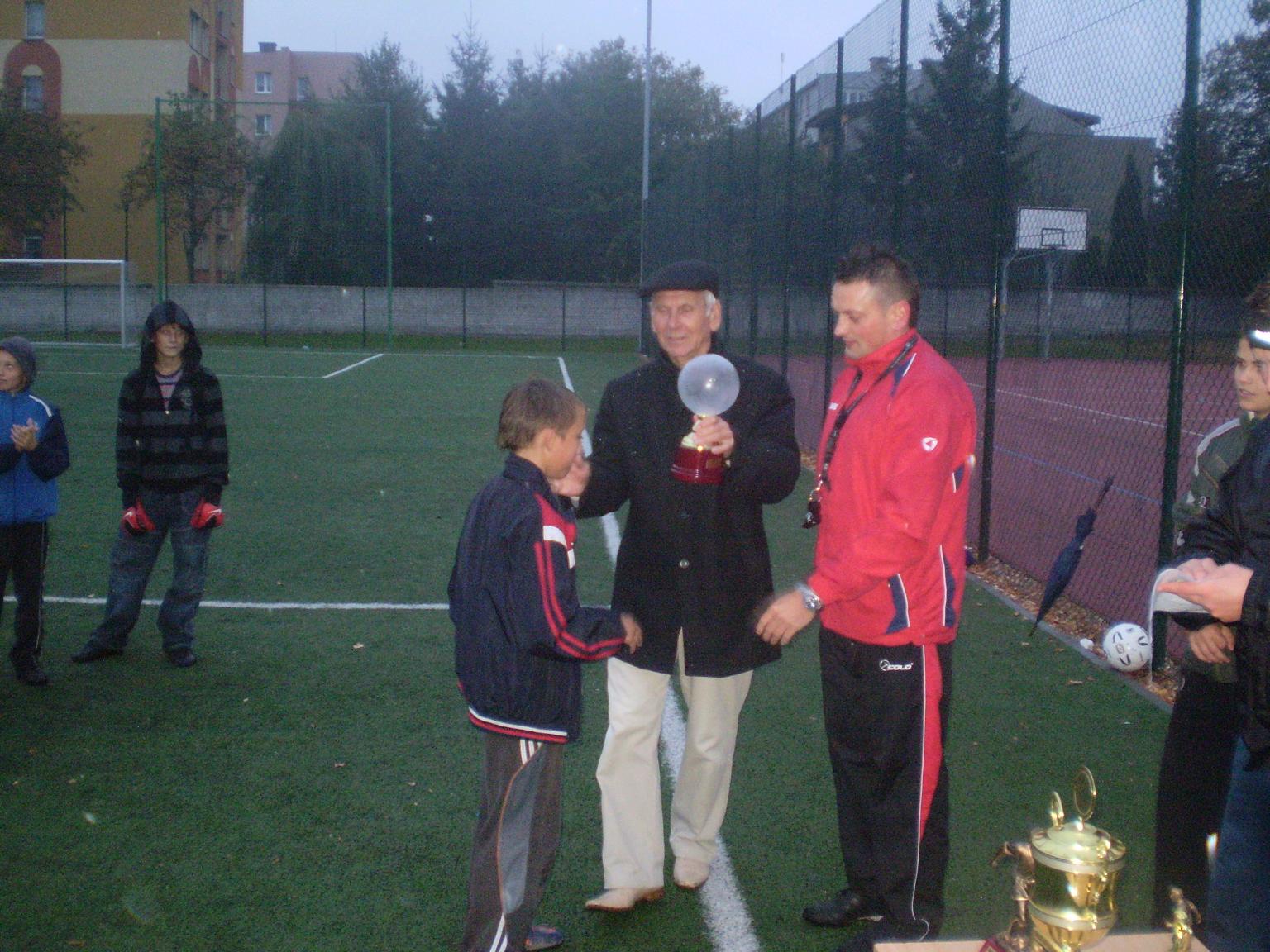 Turniej piłki nożnej o Puchar Przewodniczącego  Zarządu Osiedla nr 4 na boisku Orlik 2012 w Sierpcu, 10.10.2011 r.