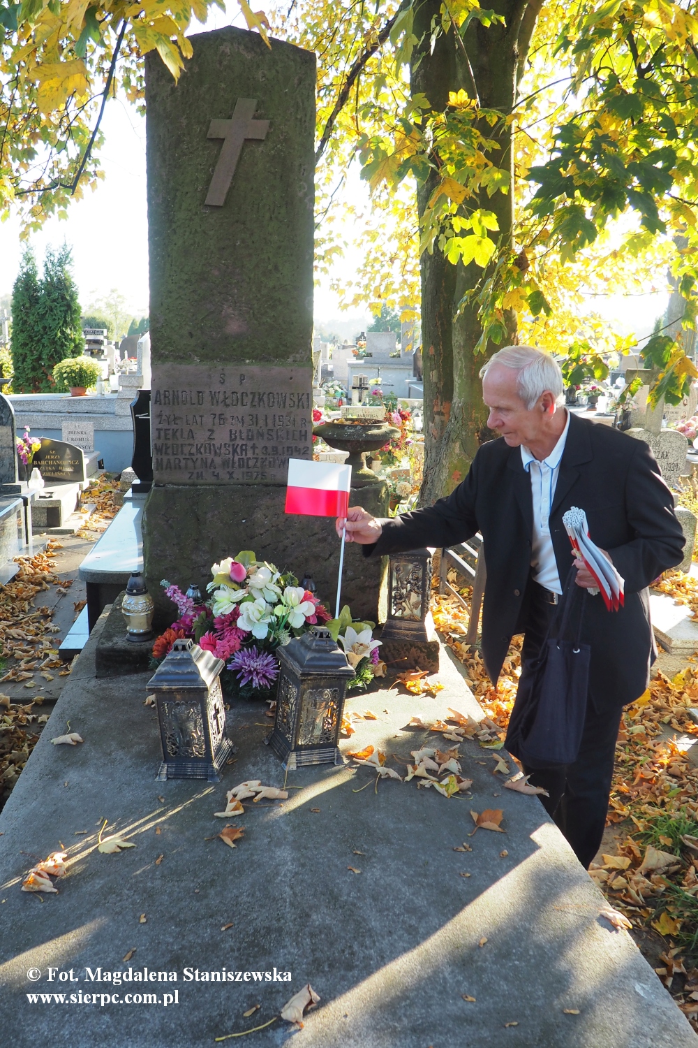 Spacer upamitnia m.in. osoby, ktre walczyy o niepodlego ojczyzny. Symboliczne flagi zostawia na ich grobach regionalista Kazimierz Czermiski, 14.10.2018 r.