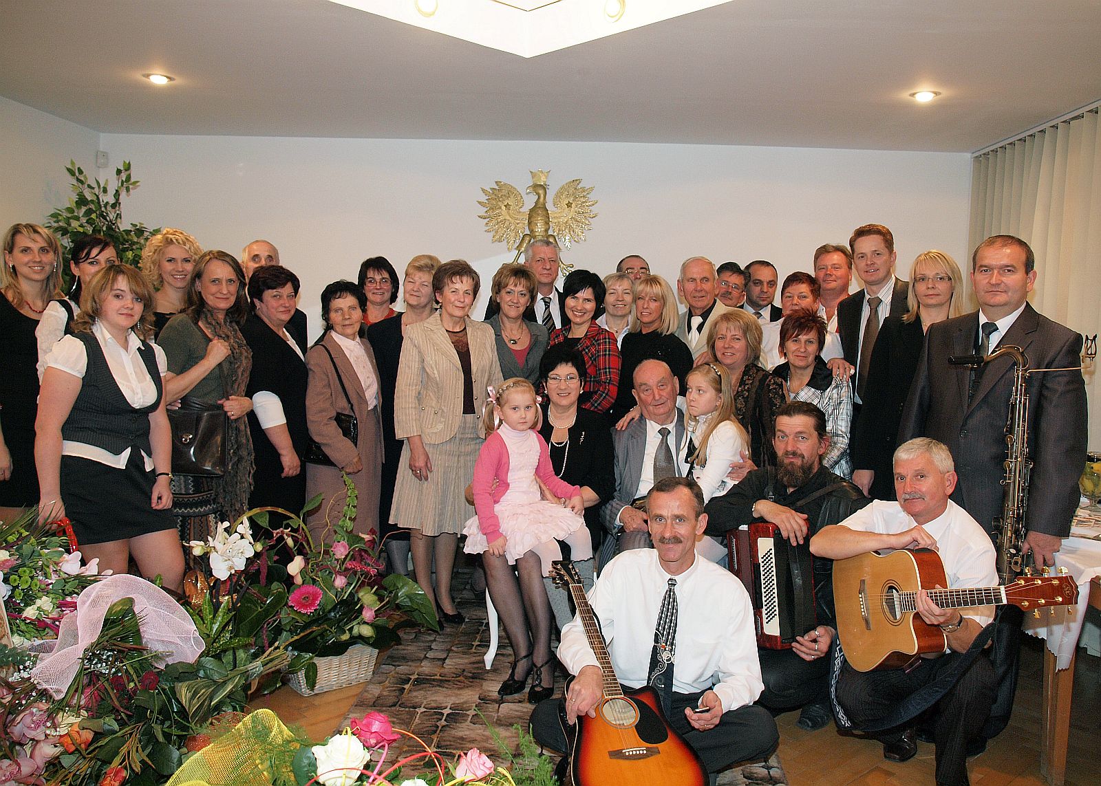 Henryka Piekarska wraz z gomi i rodzin podczas uroczystoci odznaczenia medalem Zasuony dla Miasta Sierpca, 15.10.2010 r.