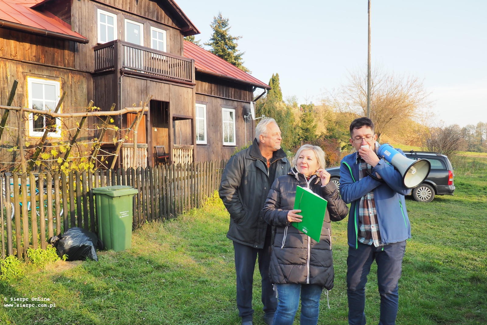 Grayna Kos, Dariusz Jackowski i obecny waciciel przed dawnym domem mynarza Franciszka Wojcie­chowskiego,  5.11.2017 r.