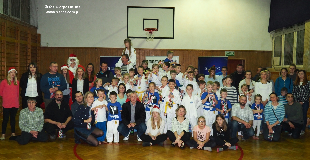 Wspólne zdjęcie trenerów, zawodników i ich rodziców podczas Mikołajkowo-Świątecznego  Turnieju Taekwondo, 16.12.2016 r.