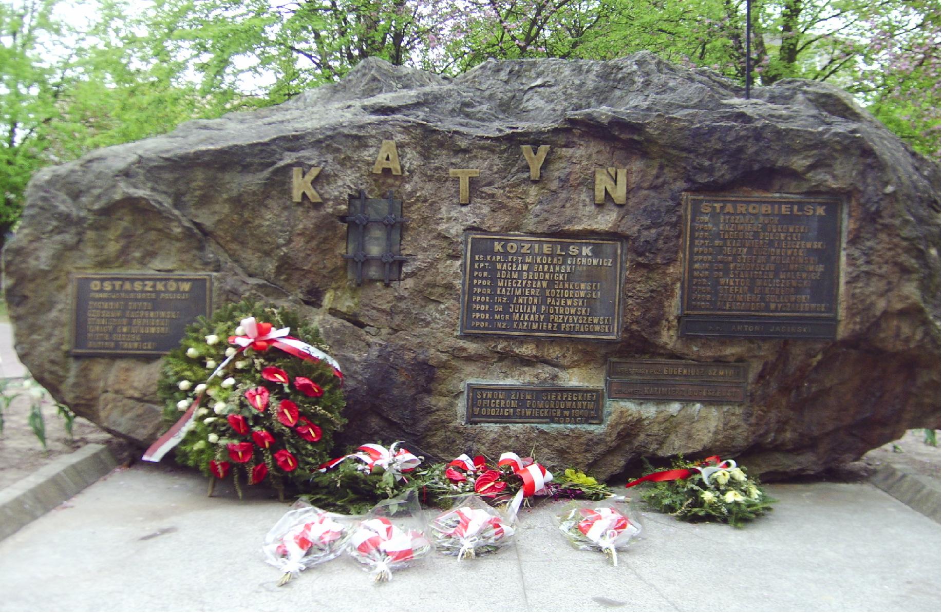 Pomnik ku czci ofiar pomordowanych w Katyniu, Kozielsku, Starobielsku i Ostaszkowie, znajdujcy si w Parku im. Solidarnoci. Fot. dnia 22.04.2009 r.
