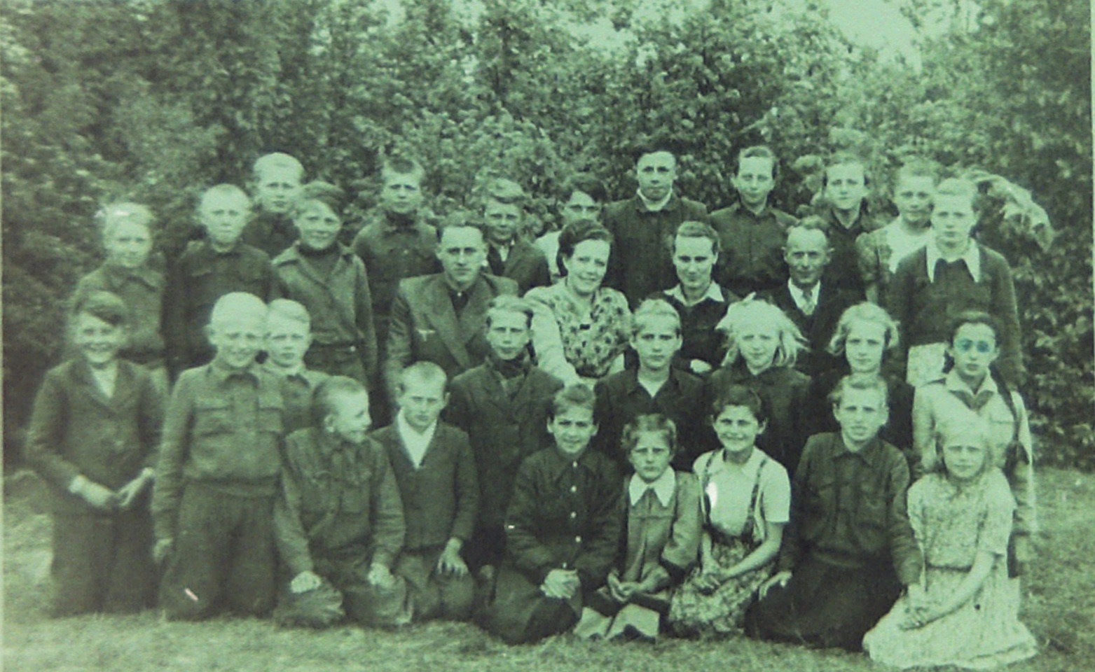 Stefania Stawicka (siedzi w&nbsp;drugim rz�dzie, trzecia od prawej) z&nbsp;gronem nauczycielskim i&nbsp;uczniami Szko�y Podstawowej w&nbsp;Klarach, lata 50. XX wieku.
