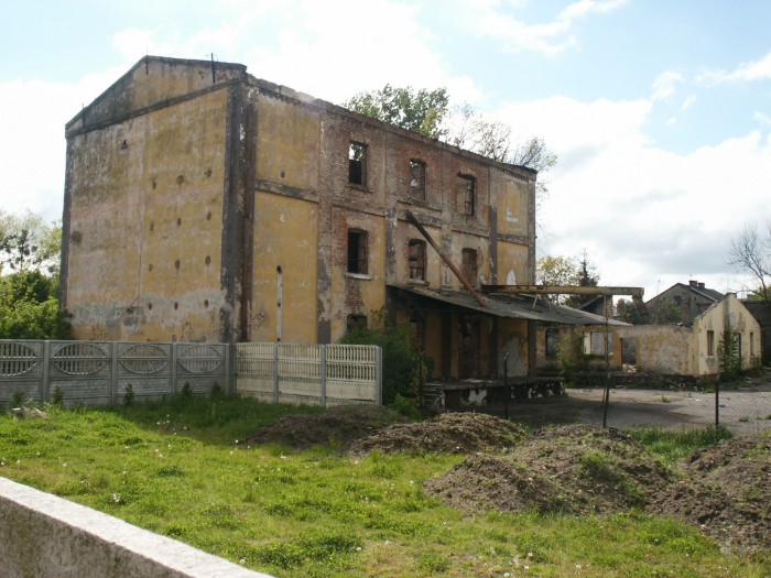 Myn przy ulicy Pockiej wybudowany zosta w 1906 r. Jego pierwszym wacicielem by Jakub Rudowski. W nocy z 18 na 19 wrzenia 2000 r., okoo godz. 0:25, nieczynny od duszego czasu myn spon. Zdjcie przedstawia mury spalonego budynku. Obecnie w miejscu myna stoi sklep sieci LIDL. Myny - ju historia