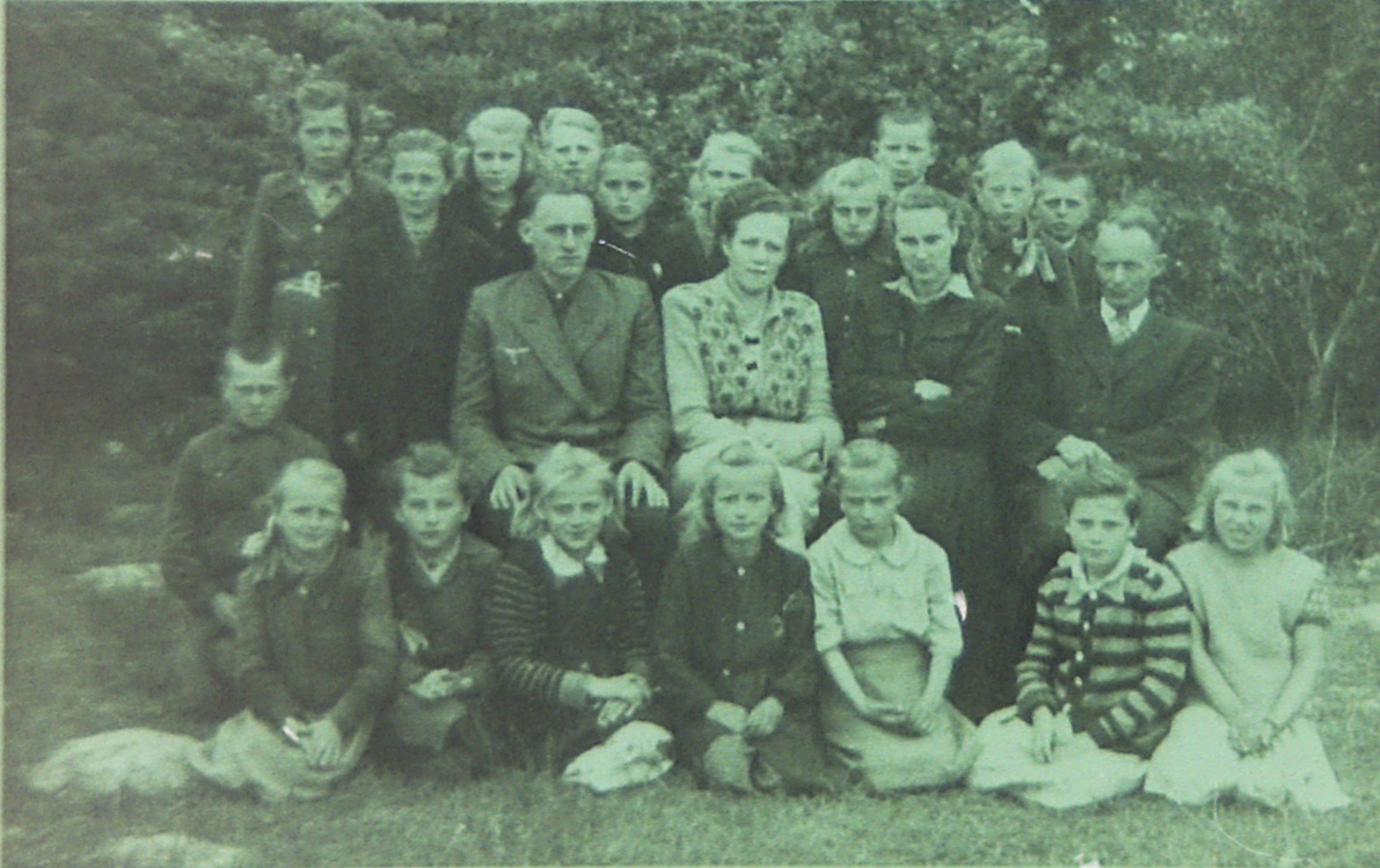 Stefania Stawicka (siedzi druga od prawej) z&nbsp;nauczycielami i&nbsp;uczniami Szko�y Podstawowej w&nbsp;Klarach, lata 50. XX wieku.