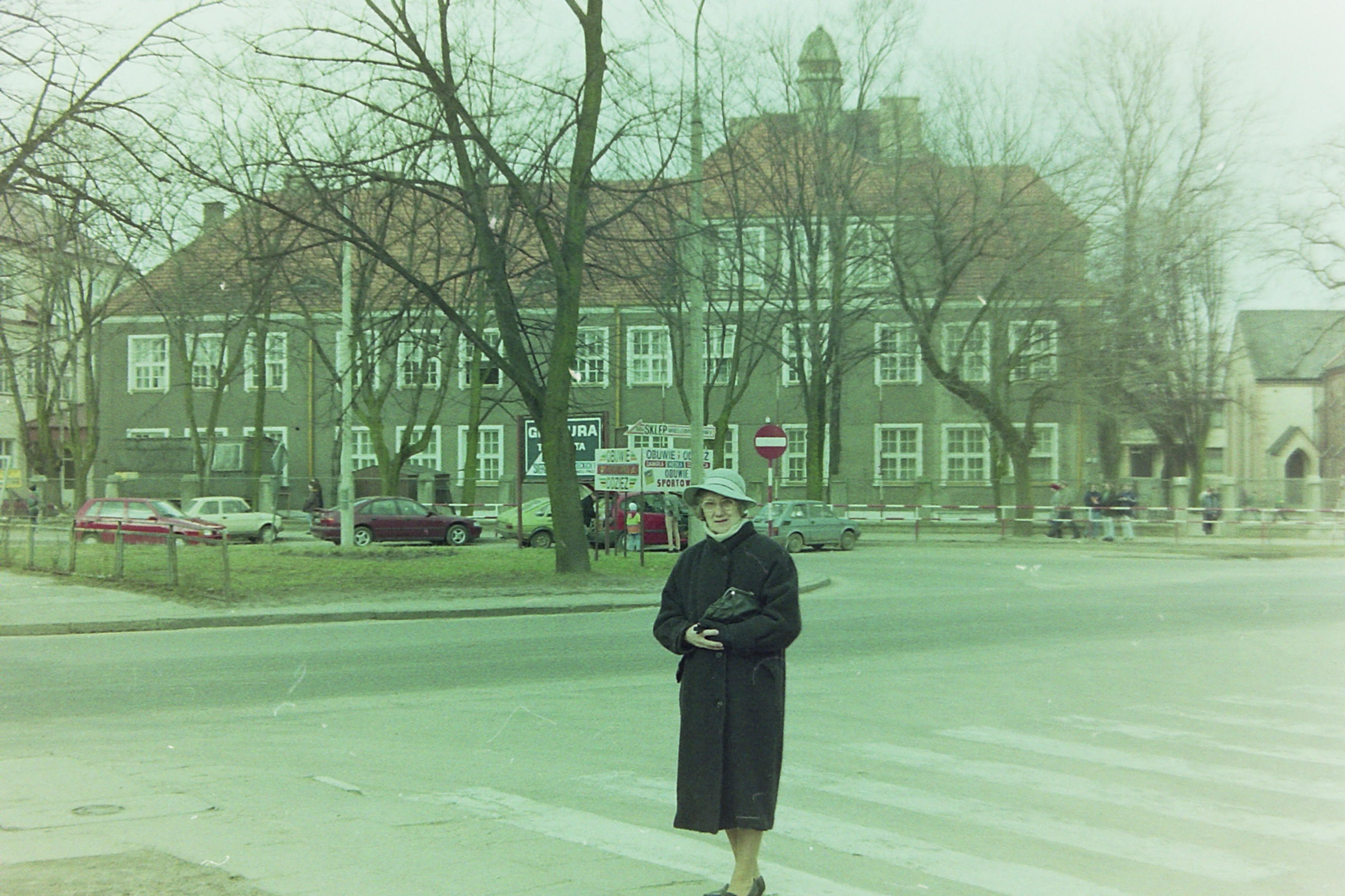 Stefania G�uchowska przy Szkole Podstawowej nr 1&nbsp;w Sierpcu przy ul. Braci Tu�odzieckich (obecnie w&nbsp;budynku swoj� siedzib� ma SP nr 2), 1998&nbsp;r.