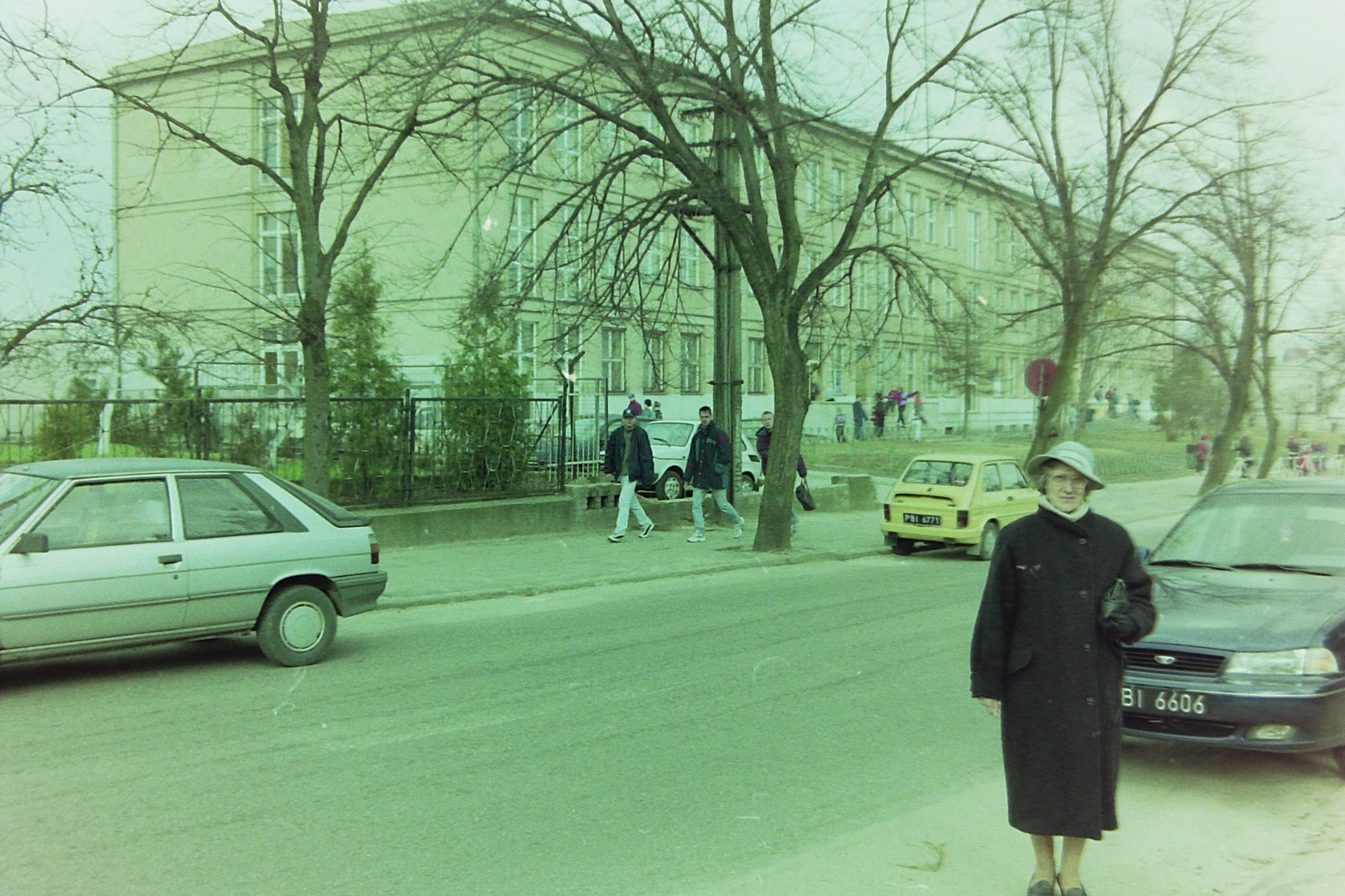 Stefania G�uchowska przy Szkole Podstawowej nr 3&nbsp;w Sierpcu przy ul. Konstytucji 3&nbsp;Maja, w&nbsp;kt�rej w&nbsp;l. 1975-1984 by�a zast�pc� dyrektora. Fot. 1998&nbsp;r.