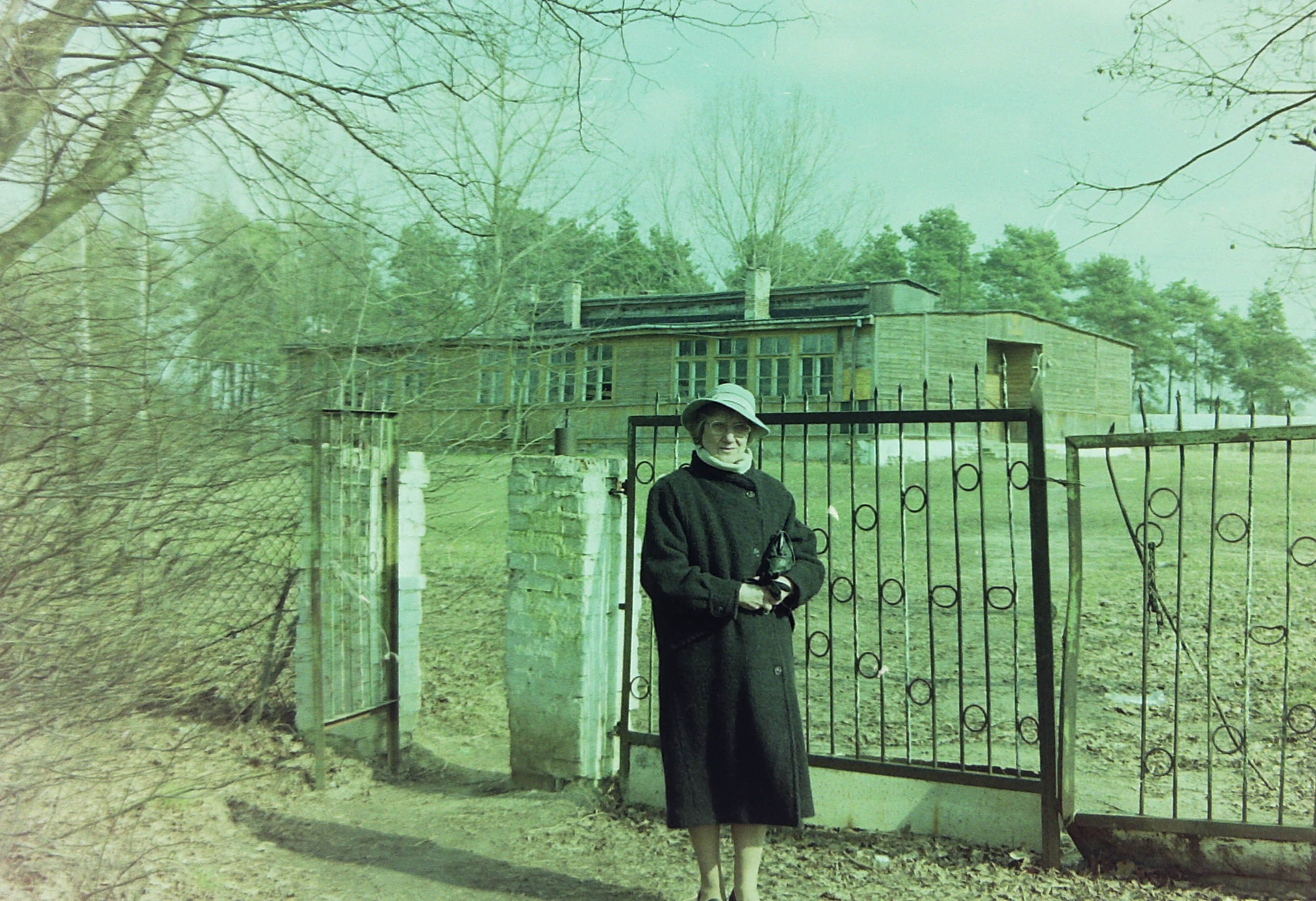 Stefania G�uchowska po latach ponownie przed gmachem szko�y w&nbsp;Klarach, 1998&nbsp;r.