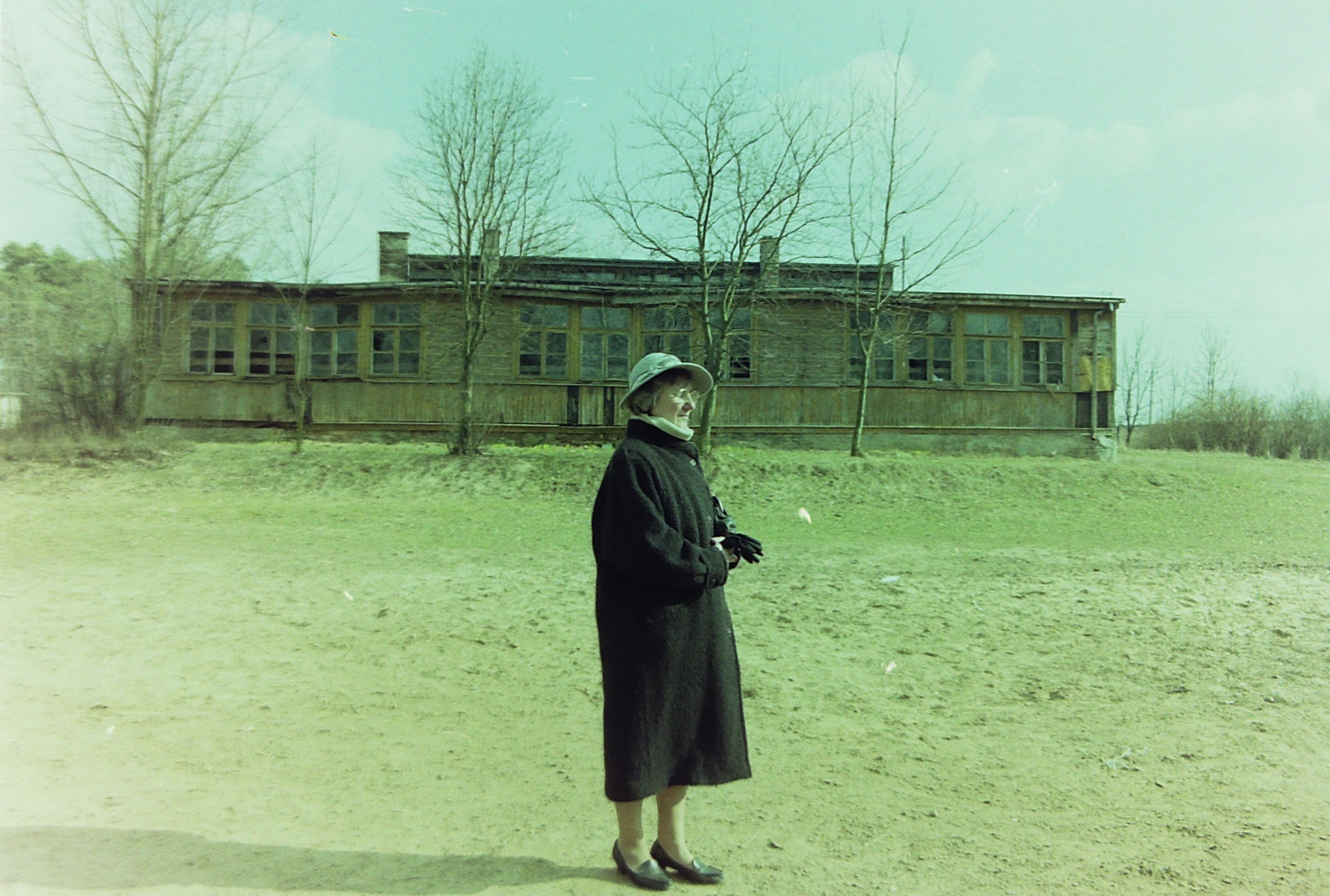 Stefania G�uchowska po prawie p� wieku ponownie przed gmachem szko�y w&nbsp;Klarach, 1998&nbsp;r.
