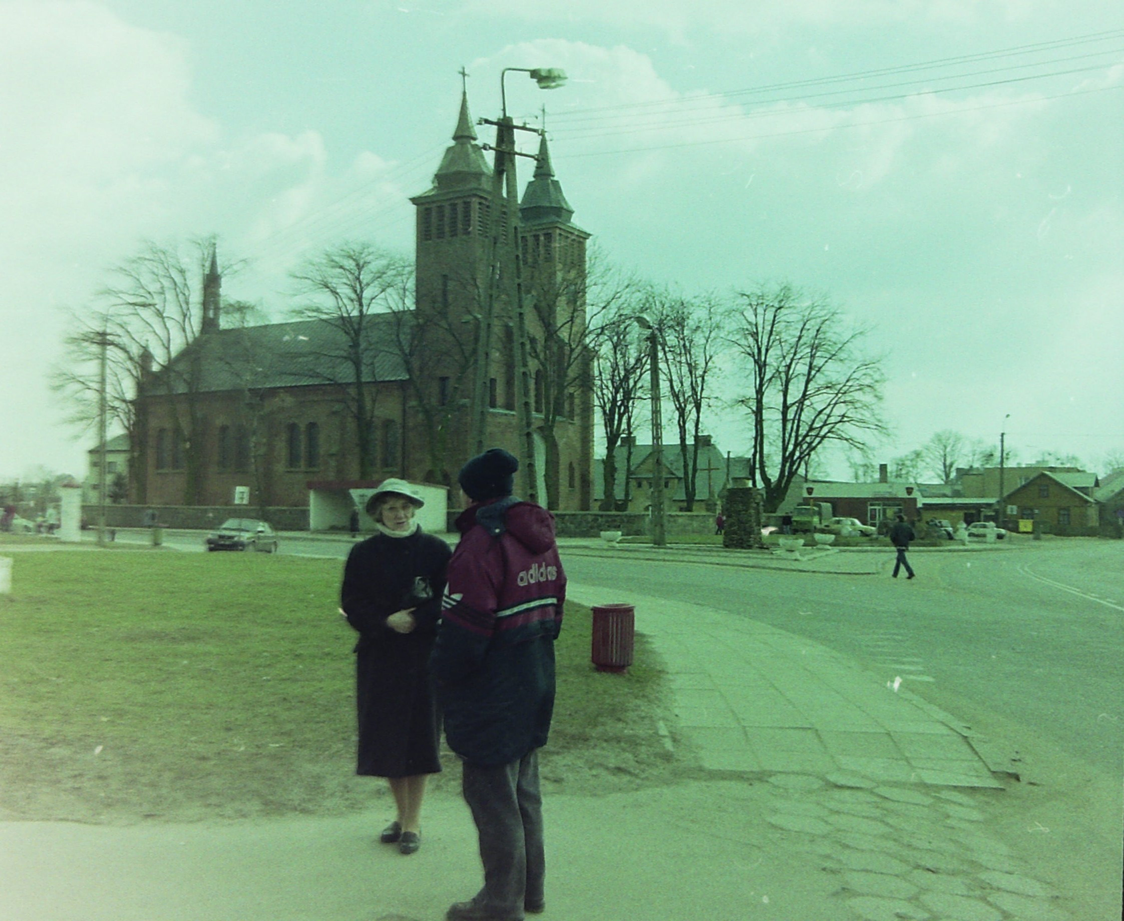 Stefania G�uchowska na jednej z&nbsp;ulic Gruduska, 1998&nbsp;r.