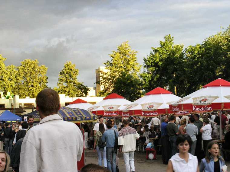 Kasztelania 2003 - pod parasolami