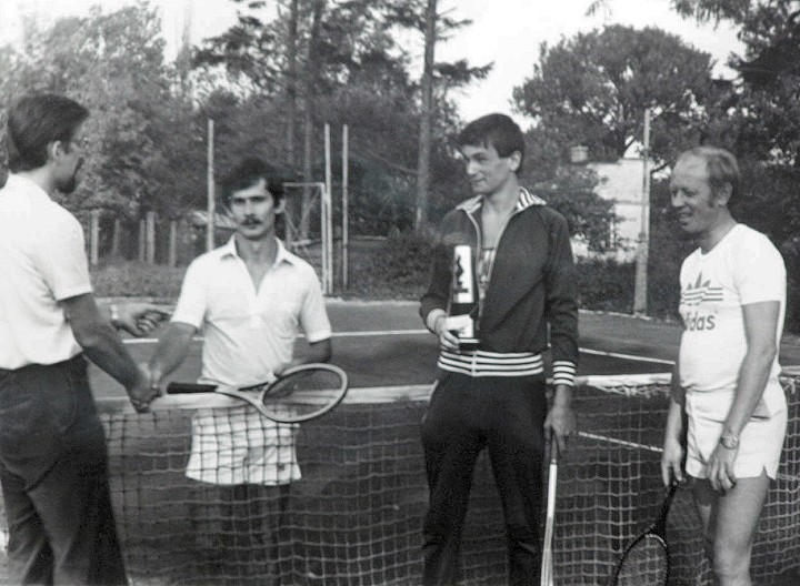 Wrczenie nagrd na zakoczenie Indywidualnego Turnieju Tenisa Ziemnego o tytu mistrza Sierpca na rok 1981.<BR> W rodku zwycizca - <B>Mariusz Mirosawski</B>. 