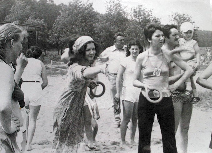 V Zlot Ognisk TKKF i zakadw pracy woj. pockiego - Zdwrz, 15 VI 1980 r.<BR>Kkiem do celu rzuca Maria Winiewska.