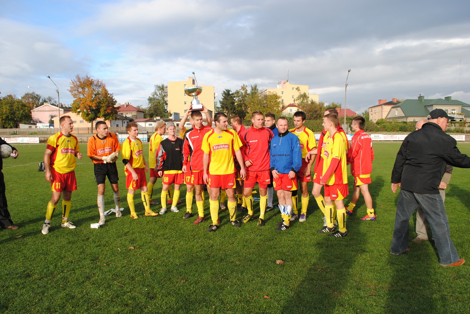 Pikarze Kasztelana Sierpc zdobyli Okrgowy Puchar Polski - 12.10.2011 r. Pikarze Kasztelana Sierpc z cennym trofeum.