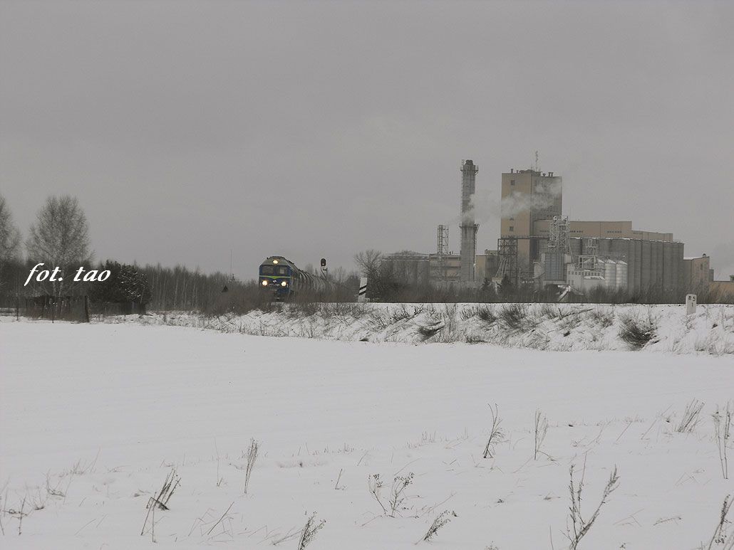 Zimowy widok na obiekty przemysowe Sierpca. Na torze skad towarowy - beczki do Pocka, 23.01.2011 r.