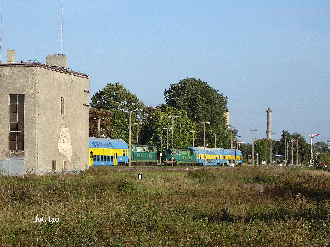 Stacja Sierpc 2007 rok. Foto przedstawia wjeżdżający w perony pociąg z Torunia i drugi oczekujący za zwolnieniem toru. Takie składy już w Sierpcu nie kursują.