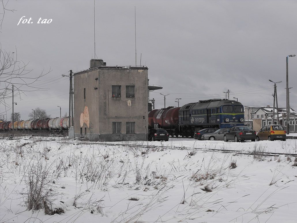 Stacja Sierpc. Skład towarowy czeka na dopięcie drugiej lokomotywy, 23.01.2011 r.