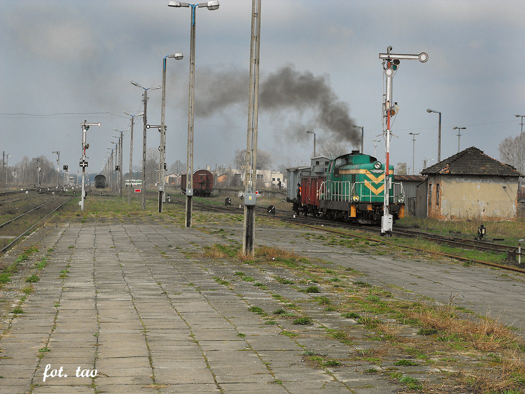 Stacja Sierpc - manewry. Lokomotywa kompletuje zabytkowy skad wagonw do filmu o Roju, 11.04.2010 r.