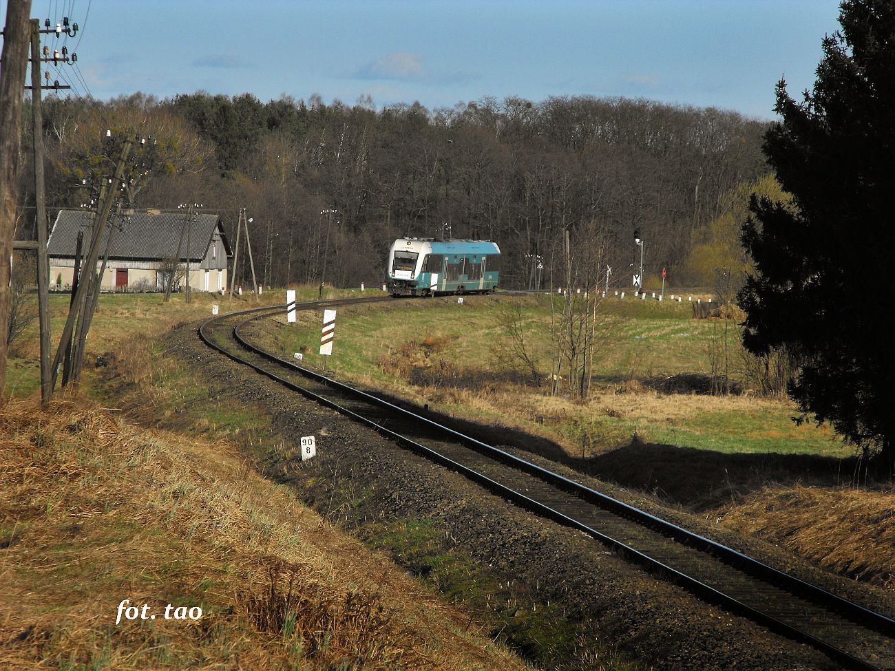 Mieszczk. Pocig osobowy Arriva mknie w kierunku Torunia, 10.04.2011 r.