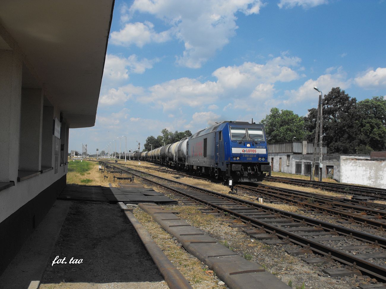 Stacja Sierpc. Skład towarowy został skierowany na tor w kierunku Płocka. Na czele składu nowoczesna lokomotywa 