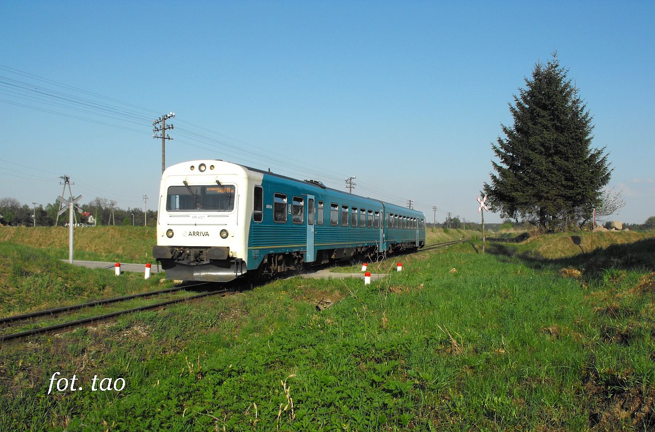 Szynobus w kierunku do Torunia mija przejazd w Suocinie, 2.05.2012 r.