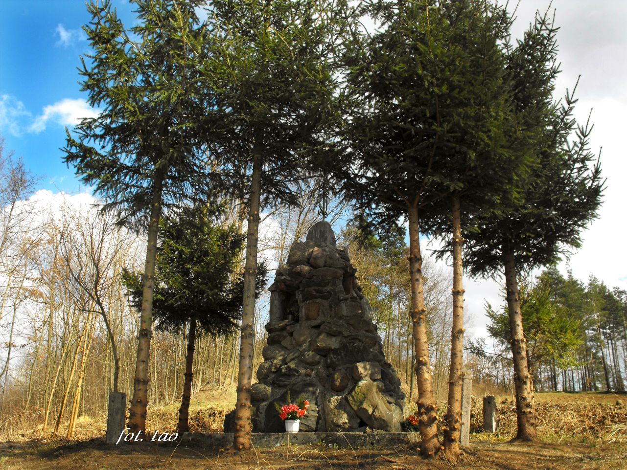 Choczeń. Foto przedstawia kamienny pomnik powstańców styczniowych z 1863 r. Fot. z dnia 27.03.2011 r.