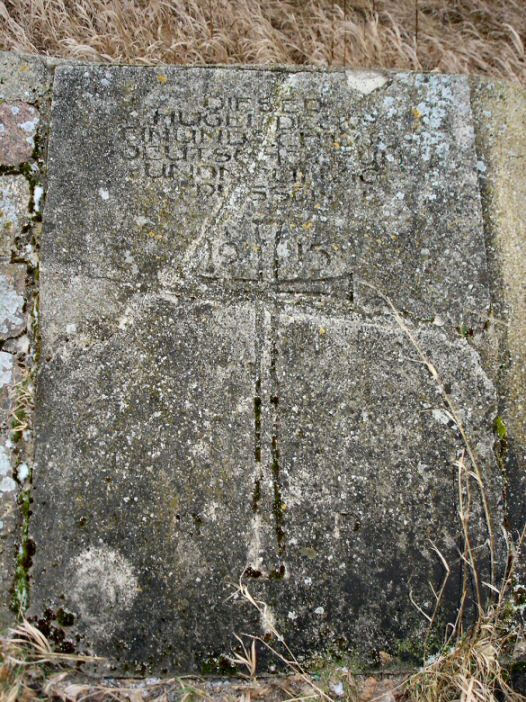 Pyta pomnika z cmentarza onierzy pierwszowoje­nnych w Gjsku z 1915 roku. Polska wersja niemieckiego tekstu na tablicy:<i>TEN KOPIEC • KRYJE OSIEMDZIE­SICIU  JEDEN • NIEMCW DZIEWIDZIE­SICIU  • DZIEWICIU • ROSJAN • 1915</i>