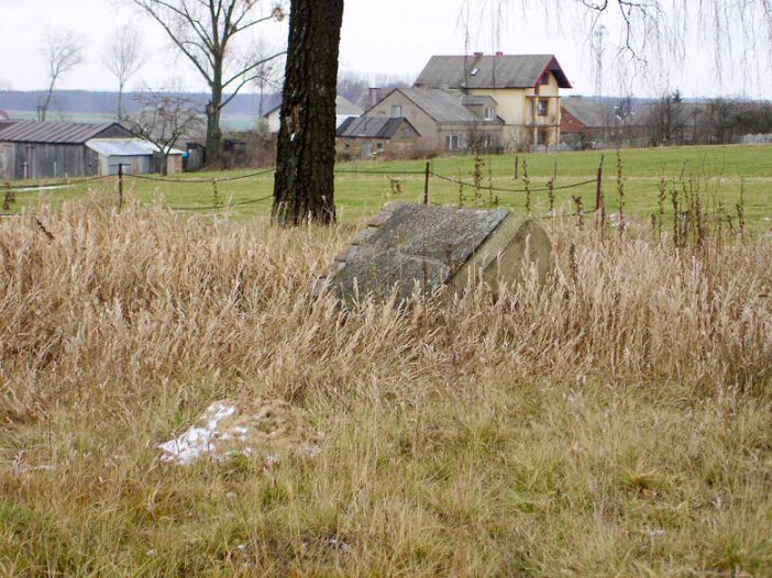 Cmentarz �o�nierzy pierwszowojennych w&nbsp;G�jsku z&nbsp;1915 roku. Widoczny pomnik upami�tniaj�cy spoczywaj�cych tu �o�nierzy niemieckich.