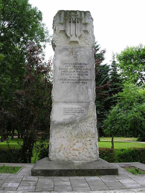 Pomnik wzniesiony w&nbsp;1972&nbsp;r., po�wi�cony walcz�cym z&nbsp;hitlerowskim okupantem w&nbsp;latach 1939 -1945.