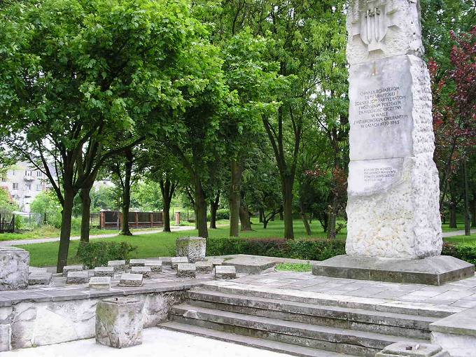 Pomnik wzniesiony w&nbsp;1972&nbsp;r., po�wi�cony walcz�cym z&nbsp;hitlerowskim okupantem w&nbsp;latach 1939 -1945.