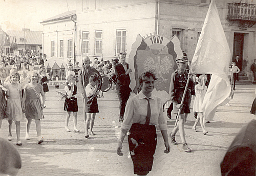 Zamieszczam jeden z moich fotograficznych  skarbw. Nietrudno zlokalizowa miejsce, trudniej chyba z wydarzeniem i osobami. A moe to rok 1966 (?). Zdjcie dedykuj osobom, ktre o mnie pamitaj i niekiedy pisz mie sowa a nawet dedykuj zdjcia. Nie posiadam skanera, a u fotografa troch to kosztuje. Moe kto uyczy mi skanera, jeli nie, te postaram si pokazywa wicej. Pozdrawiam osoby zainteresowane moj aktywnoci na tym mdrym Forum. Danuta