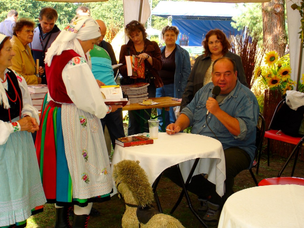 Wykopki w Skansenie 2006. Maciek Kuro w krzyowym ogniu pyta.