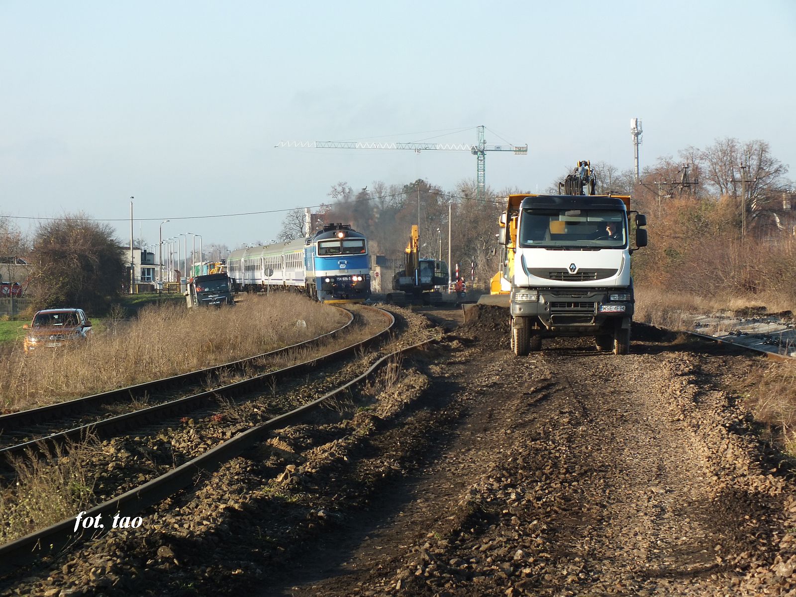 Stacja Sierpc. Widok w kierunku dworca. Na fotografii roboty torowe na linii do Nasielska, a na torze do Pocka pocig osobowy TLK Flisak, grudzie 2024 r.