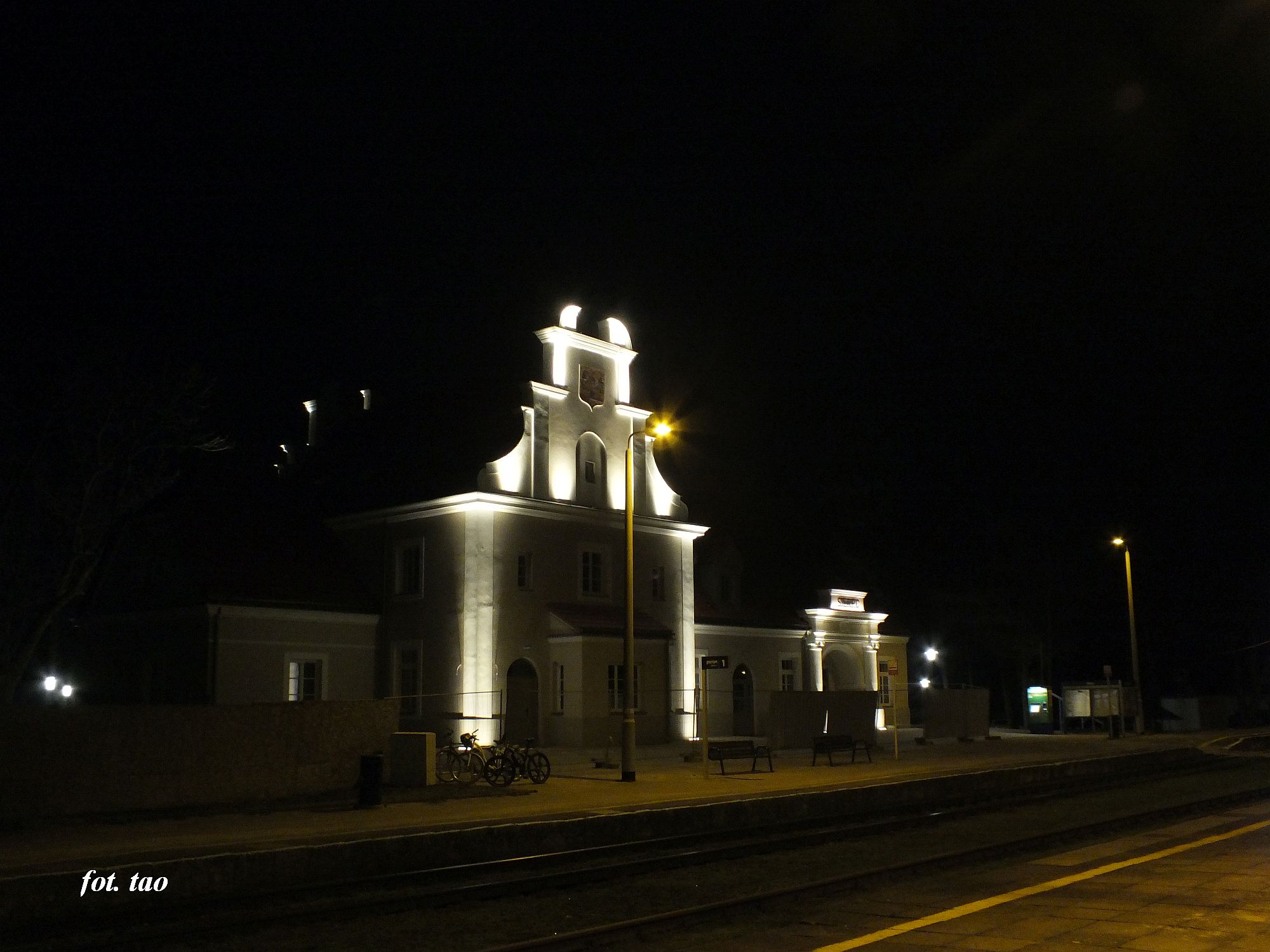 Stacja Sierpc. Budynek dworca w nocnej scenerii, widok od strony peronw, 12.12.2024 r.