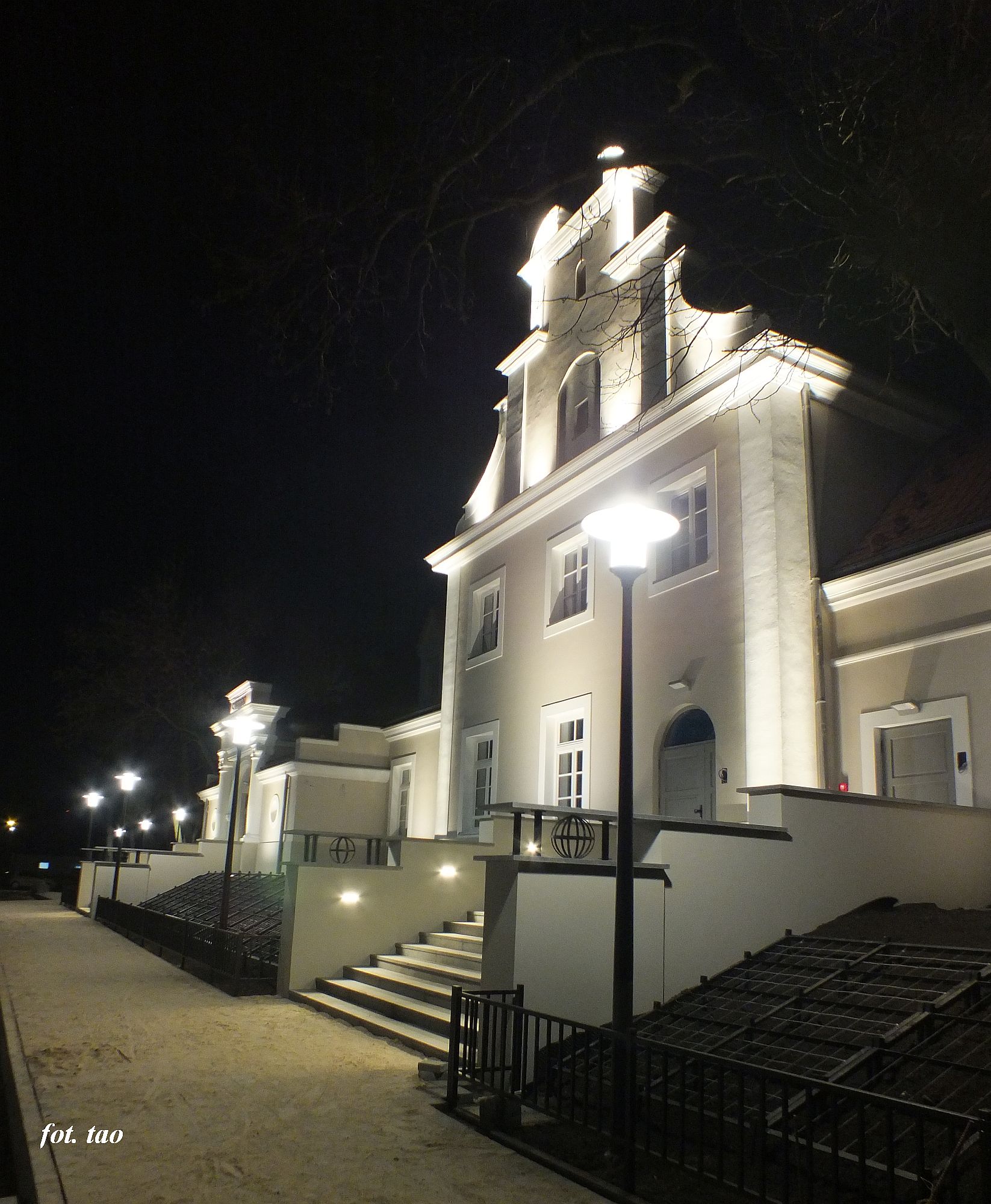 Stacja Sierpc. Budynek dworca noc. Widok w kierunku wschodnim, 12.12.2024 r.