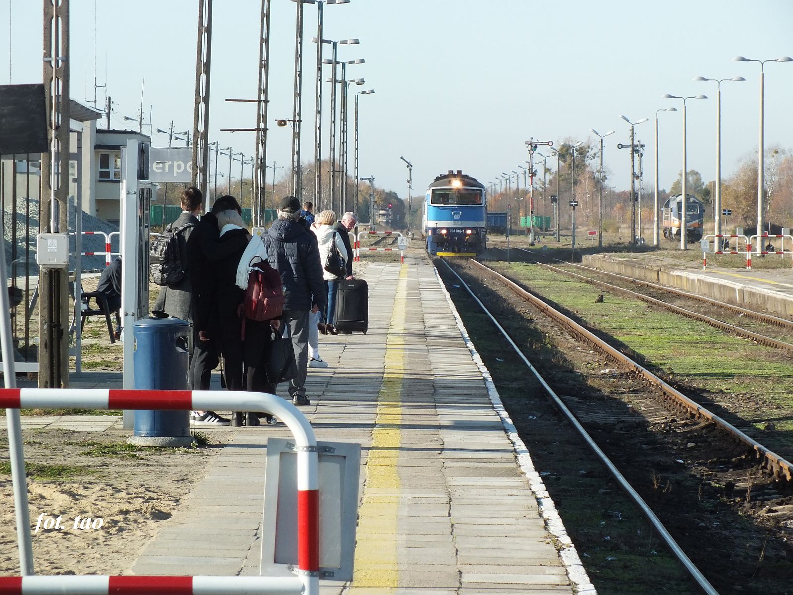 Stacja Sierpc. Na peron trzeci wjeda pocig osobowy TLK Gdynia-Katowice,  listopad 2024 r.