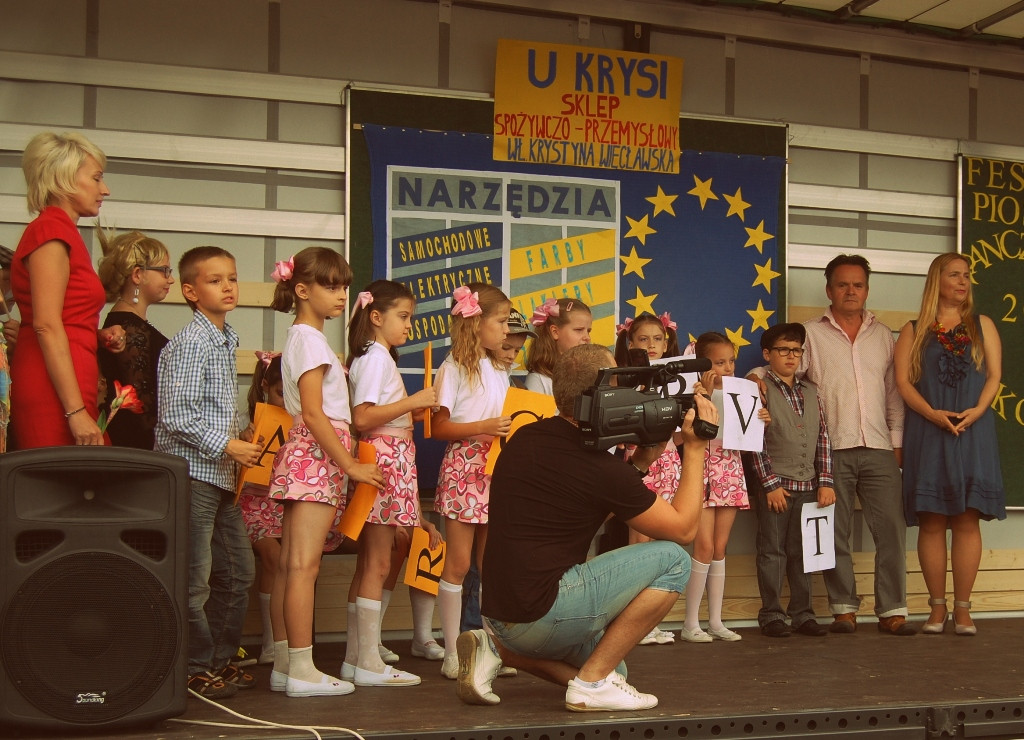 Na festiwalowej scenie dzieci ze Szkoy Podstawowej nr 2 w Sierpcu, Skpe 15.07.2012 r.
