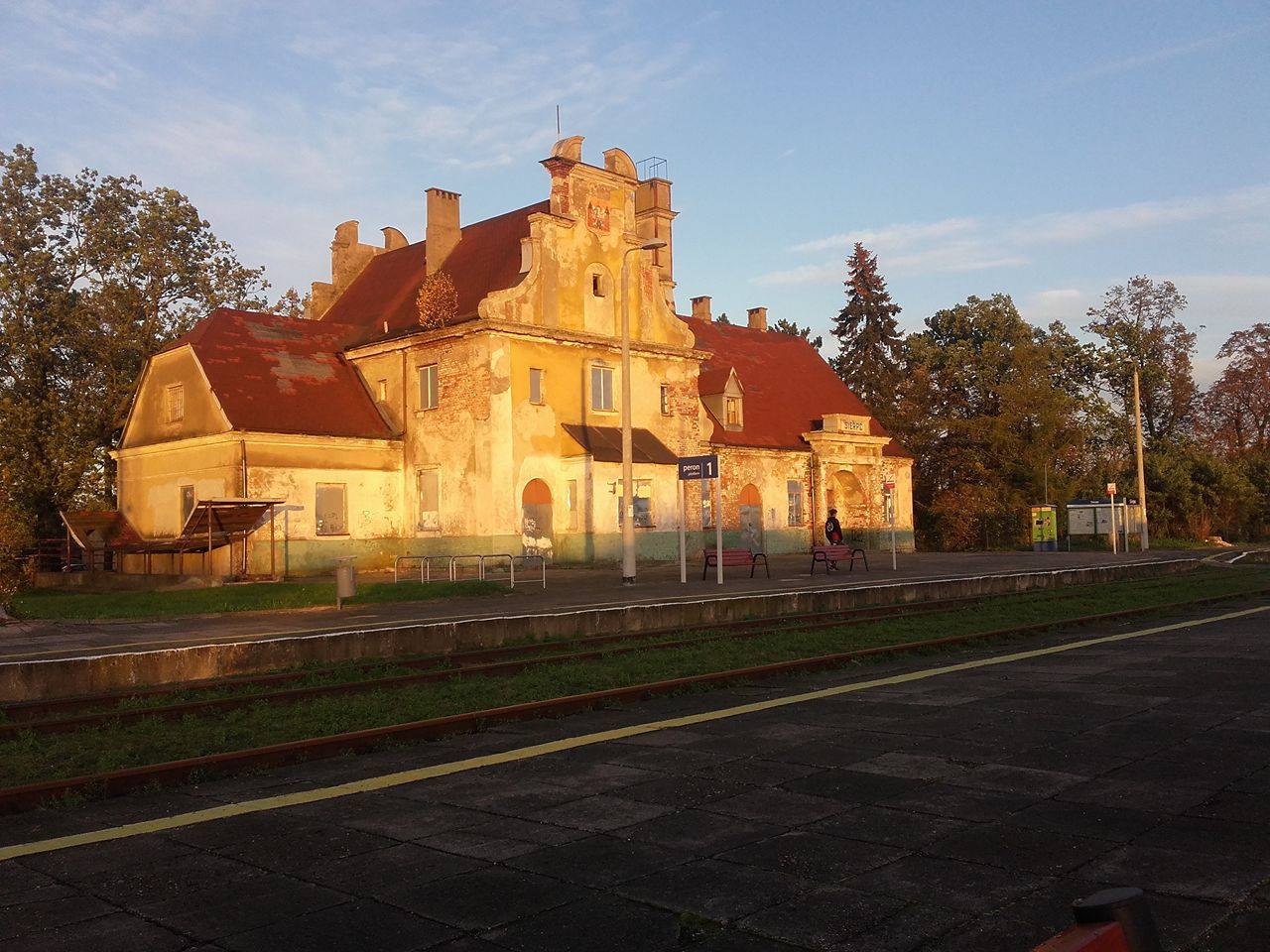 Sierpecki dworzec PKP jesienią o zachodzie słońca, 12 października 2017 r.