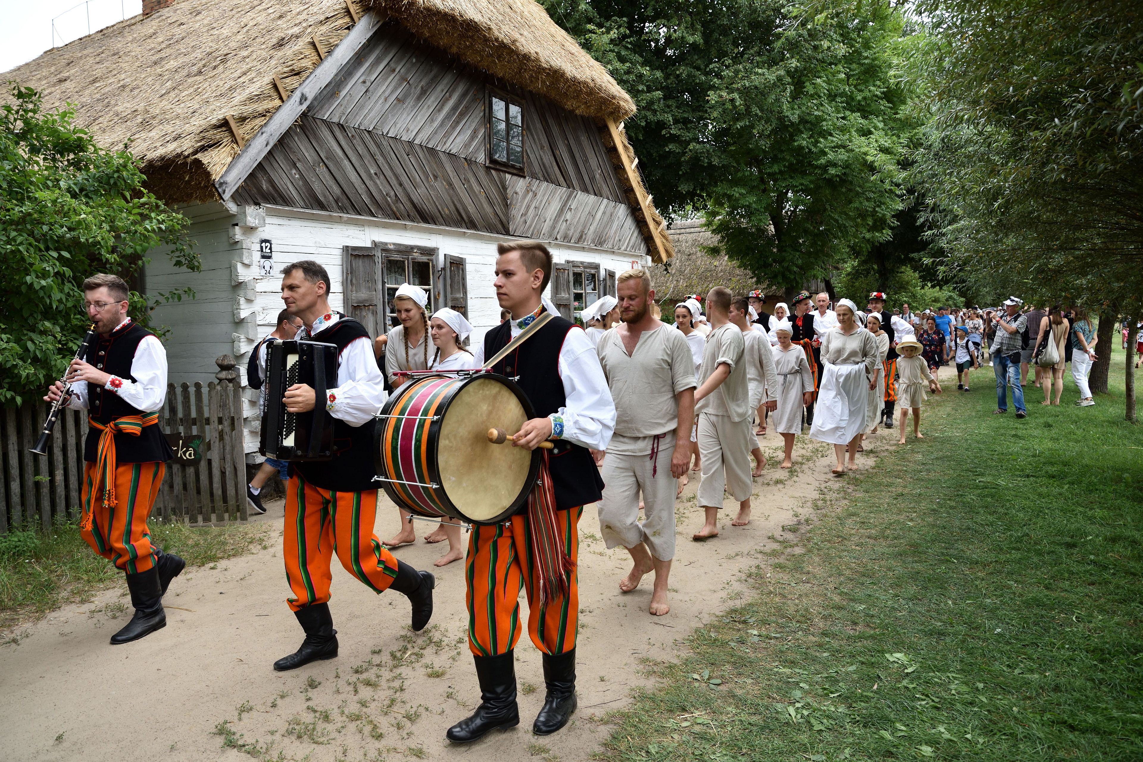 Regionalny Zespól Pieśni i Tańca Boczki Chełmońskie ruszył w korowodzie do kościoła. Żniwa w skansenie, 1.08.2021 r.