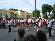 X Midzynarodowy Festiwal Folklorystyczny Kasztelania 2005 - tradycyjny pochd ulicami miasta otwieraa Orkiestra Dta OSP pod dyrekcj Michaa Gowackiego.