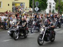 X Międzynarodowy Festiwal Folklorystyczny Kasztelania 2005 - motocykliści z Klubu Szlif biorący udział w paradzie ulicami miasta.