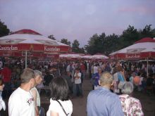 X Midzynarodowy Festiwal Folklorystyczny Kasztelania 2005 - widok na zaplecze gastronomiczne imprezy.